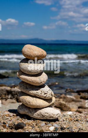 Ein Stapel von Balancesteinen auf der mediterranen vertikalen Seite Stockfoto