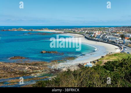 Blick aus der Vogelperspektive auf Cobo Bay, Sandstrandlandschaft in Guernsey, Kanalinseln Stockfoto