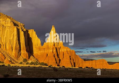 Die untergehende Sonne beleuchtet die markante Sandsteinformation Cannonville Colossus in der Nähe des Kodachrome Basin State Park, Kane County, Utah, USA. Stockfoto