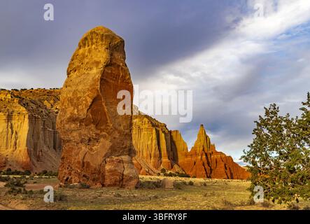 Dies ist ein Blick am späten Nachmittag auf Chimney Rock (links), ein bekanntes Wahrzeichen im Kodachrome Basin State Park, Kane County, Utah, USA. Stockfoto