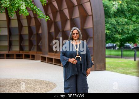 London, Großbritannien. Juni 2025. Der Serpentine Pavilion 2025, Eine Kapsel in Time, entworfen von der bangladeschischen Architektin und Pädagogin Marina Tabassum und ihrer Firma Marina Tabassum Architects (MTA), wird am 6. Juni 2025 eröffnet. Goldman Sachs unterstützt das jährliche Projekt zum 11. Jahr in Folge. Aus Holz gefertigt und um einen halbReifen Ginkgo-Baum gebaut (eine klimaresistente Baumart, die aus dem frühen Jura stammt) und eine Hälfte des Pavillons kann sich bewegen, um eine neue Konfiguration zu schaffen. Quelle: Mary-Lu Bakker/Alamy Live News Stockfoto