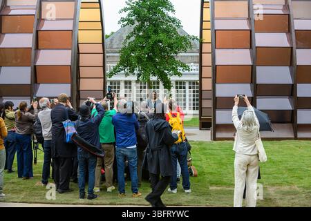 London, Großbritannien. Juni 2025. Der Serpentine Pavilion 2025, Eine Kapsel in Time, entworfen von der bangladeschischen Architektin und Pädagogin Marina Tabassum und ihrer Firma Marina Tabassum Architects (MTA), wird am 6. Juni 2025 eröffnet. Goldman Sachs unterstützt das jährliche Projekt zum 11. Jahr in Folge. Aus Holz gefertigt und um einen halbReifen Ginkgo-Baum gebaut (eine klimaresistente Baumart, die aus dem frühen Jura stammt) und eine Hälfte des Pavillons kann sich bewegen, um eine neue Konfiguration zu schaffen. Quelle: Mary-Lu Bakker/Alamy Live News Stockfoto