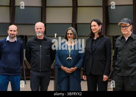 London, Großbritannien. Juni 2025. Der Serpentine Pavilion 2025, Eine Kapsel in Time, entworfen von der bangladeschischen Architektin und Pädagogin Marina Tabassum und ihrer Firma Marina Tabassum Architects (MTA), wird am 6. Juni 2025 eröffnet. Goldman Sachs unterstützt das jährliche Projekt zum 11. Jahr in Folge. Aus Holz gefertigt und um einen halbReifen Ginkgo-Baum gebaut (eine klimaresistente Baumart, die aus dem frühen Jura stammt) und eine Hälfte des Pavillons kann sich bewegen, um eine neue Konfiguration zu schaffen. Quelle: Mary-Lu Bakker/Alamy Live News Stockfoto