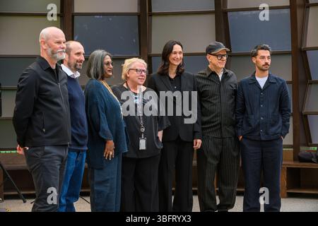 London, Großbritannien. Juni 2025. Der Serpentine Pavilion 2025, Eine Kapsel in Time, entworfen von der bangladeschischen Architektin und Pädagogin Marina Tabassum und ihrer Firma Marina Tabassum Architects (MTA), wird am 6. Juni 2025 eröffnet. Goldman Sachs unterstützt das jährliche Projekt zum 11. Jahr in Folge. Aus Holz gefertigt und um einen halbReifen Ginkgo-Baum gebaut (eine klimaresistente Baumart, die aus dem frühen Jura stammt) und eine Hälfte des Pavillons kann sich bewegen, um eine neue Konfiguration zu schaffen. Quelle: Mary-Lu Bakker/Alamy Live News Stockfoto