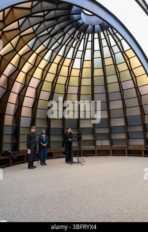 London, Großbritannien. Juni 2025. Der Serpentine Pavilion 2025, Eine Kapsel in Time, entworfen von der bangladeschischen Architektin und Pädagogin Marina Tabassum und ihrer Firma Marina Tabassum Architects (MTA), wird am 6. Juni 2025 eröffnet. Goldman Sachs unterstützt das jährliche Projekt zum 11. Jahr in Folge. Aus Holz gefertigt und um einen halbReifen Ginkgo-Baum gebaut (eine klimaresistente Baumart, die aus dem frühen Jura stammt) und eine Hälfte des Pavillons kann sich bewegen, um eine neue Konfiguration zu schaffen. Quelle: Mary-Lu Bakker/Alamy Live News Stockfoto