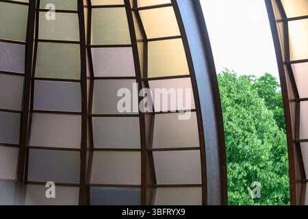 London, Großbritannien. Juni 2025. Der Serpentine Pavilion 2025, Eine Kapsel in Time, entworfen von der bangladeschischen Architektin und Pädagogin Marina Tabassum und ihrer Firma Marina Tabassum Architects (MTA), wird am 6. Juni 2025 eröffnet. Goldman Sachs unterstützt das jährliche Projekt zum 11. Jahr in Folge. Aus Holz gefertigt und um einen halbReifen Ginkgo-Baum gebaut (eine klimaresistente Baumart, die aus dem frühen Jura stammt) und eine Hälfte des Pavillons kann sich bewegen, um eine neue Konfiguration zu schaffen. Quelle: Mary-Lu Bakker/Alamy Live News Stockfoto