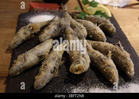 Gegrillter Fisch in einem japanischen Restaurant - begrenzte Tiefe des Feldes Stockfoto