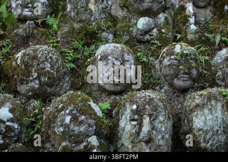 Viele Steinstatuen im Otagi Nenbutsu-JI Tempel in Kyoto, Japan Stockfoto