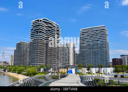 Belgrader Ufergebäude im Bau, Sava-Promenade mit Grün und Menschen, die an einem sonnigen Tag spazieren gehen, 20. Mai 2025 Stockfoto