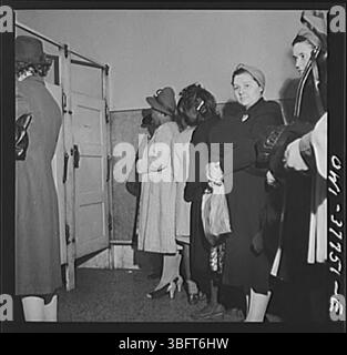 Die Passagiere warten in der Schlange auf die kostenlose Toilette in der Damentoilette an einem Greyhound-Busbahnhof, um die für Reisende verfügbaren Einrichtungen hervorzuheben. Stockfoto