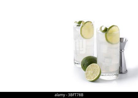 Gin Fizz Cocktail mit Limette isoliert auf weißem Hintergrund Stockfoto