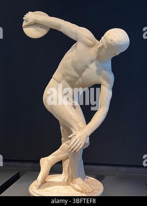 Palazzo Massimo, Rom – der Discobolus von Myron ist eine antike griechische Skulptur, die zu Beginn der klassischen Periode um 460–450 v. Chr. fertiggestellt wurde und einen antiken griechischen Sportler darstellt, der einen Diskus wirft. Roman Copu 2. Jahrhundert n. Chr Stockfoto