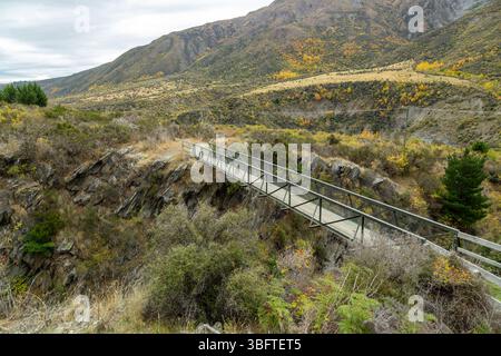 Eine Fußgängerbrücke über eine Schlucht auf dem Peregrine Loop Track, Gibbston Valley, Queenstown, Neuseeland Stockfoto