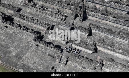 Ein atemberaubender Blick aus der Vogelperspektive zeigt die geometrischen Korridore und die komplizierten Terrassen von Borobudur, dem größten buddhistischen Tempel der Welt, der seine antike Schönheit zeigt Stockfoto