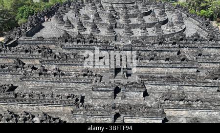 Ein atemberaubender Blick aus der Vogelperspektive zeigt die geometrischen Korridore und die komplizierten Terrassen von Borobudur, dem größten buddhistischen Tempel der Welt, der seine antike Schönheit zeigt Stockfoto