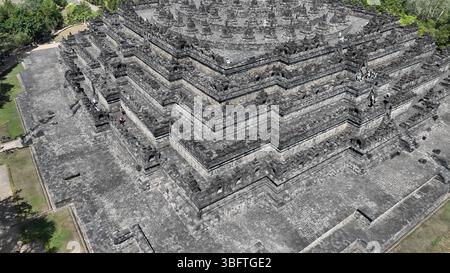Ein atemberaubender Blick aus der Vogelperspektive zeigt die geometrischen Korridore und die komplizierten Terrassen von Borobudur, dem größten buddhistischen Tempel der Welt, der seine antike Schönheit zeigt Stockfoto