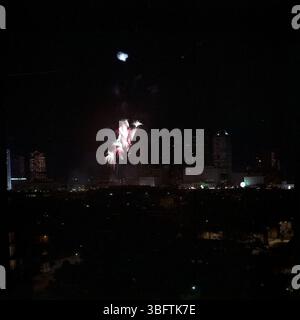 Dieses Bild zeigt das Feuerwerk in den 1990er Jahren Rot, weiß und Boom in Columbus und zeigt einen Blick nach Osten in Richtung Innenstadt. Das jährliche Feuerwerk am 4. Juli ist ein beliebtes Ereignis in der Stadt. Stockfoto