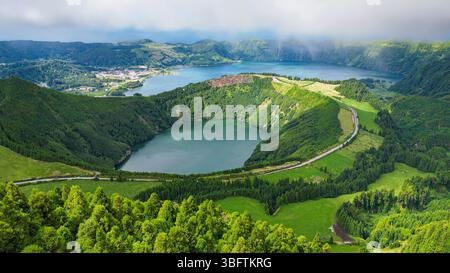 Blick aus der Vogelperspektive auf die malerischen Kraterseen Sete Cidades. Berge, Wald, Santiago und Lagoa Azul Seen. Grota do Inferno, Sao Miguel, Azoren, Portugal Stockfoto