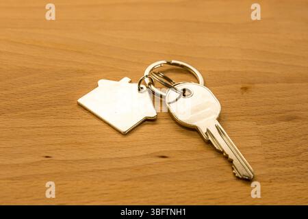 Schlüssel von Türen auf dem Holztisch Stockfoto