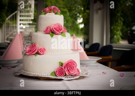 Weiße Hochzeitstorte mit den Rosen Stockfoto