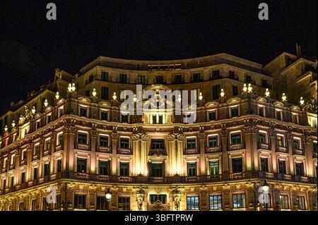 Nachtblick auf das Banco Hispano Americano Gebäude, beleuchtet mit architektonischer Beleuchtung. Stockfoto