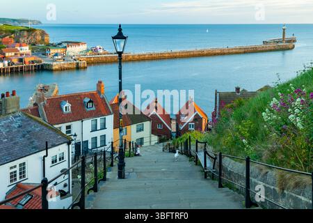 Sonnenaufgang an den 199 Steps in Whitby, North Yorkshire, England. Stockfoto