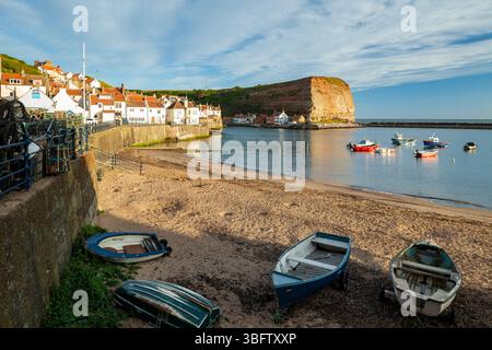 Frühlingsvormittag am Staithes Beach, North Yorkshire, England. Stockfoto