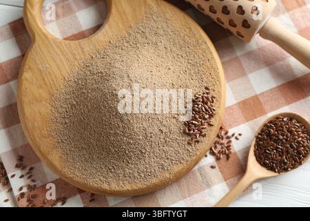 Leinsamenmehl, Rollstift und Löffel auf dem Tisch, Nahaufnahme Stockfoto