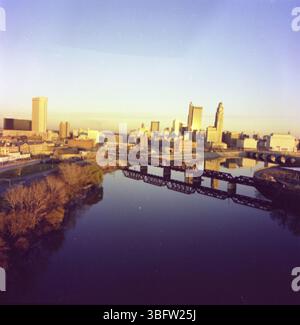 Diese aus der Vogelperspektive aus dem Jahr 1981 fängt die Innenstadt von Columbus mit Blick auf das Ohio Penitentiary, den Arena District vor der Umgestaltung und den Bau des Veterans Memorial ein. Stockfoto