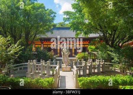Guanyin (Avalokitesvar) Statue im Nantai Tempel. Dieser Tempel ist ein buddhistischer Tempel auf dem Berg Qingyuan in der Stadt Quanzhou, Provinz Fujian, China Stockfoto