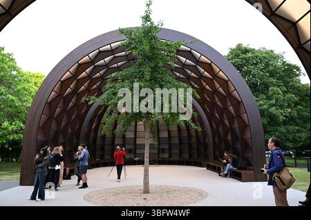 Ein p-Review des Serpentinen Pavillons 2025 A Capsule in Time. Entworfen ny Maina Tabassum . Es wurde um einen halbReifen Ginko-Baum gebaut und feiert das 25. Jahr dieser Pionnering commission ... Stockfoto