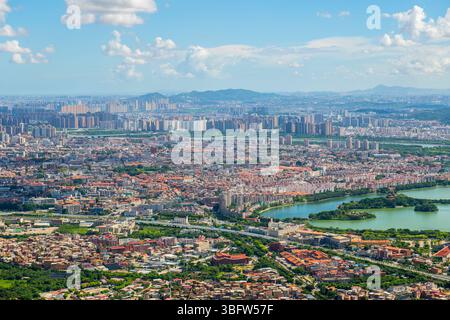 Quanzhou City aus der Vogelperspektive einschließlich des historischen Stadtteils Licheng und des Xihu (Westsee) Parks, vom Gipfel des Mount Qingyuan, Quanzhou, Provinz Fujian, China. Stockfoto