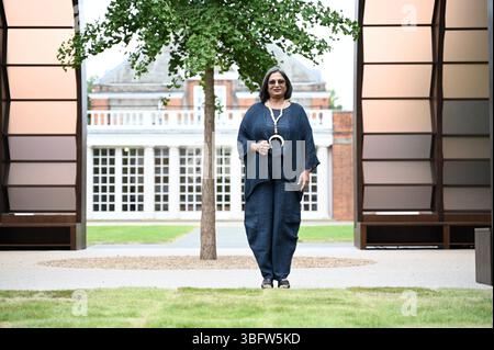 Ein p-Review des Serpentinen Pavillons 2025 A Capsule in Time. Entworfen ny Maina Tabassum . Es wurde um einen halbReifen Ginko-Baum gebaut und feiert das 25. Jahr dieser Pionnering commission ... Stockfoto