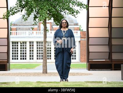 Ein p-Review des Serpentinen Pavillons 2025 A Capsule in Time. Entworfen ny Maina Tabassum . Es wurde um einen halbReifen Ginko-Baum gebaut und feiert das 25. Jahr dieser Pionnering commission ... Stockfoto