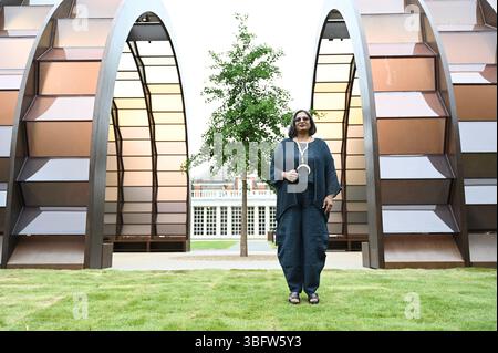 Ein p-Review des Serpentinen Pavillons 2025 A Capsule in Time. Entworfen ny Maina Tabassum . Es wurde um einen halbReifen Ginko-Baum gebaut und feiert das 25. Jahr dieser Pionnering commission ... Stockfoto