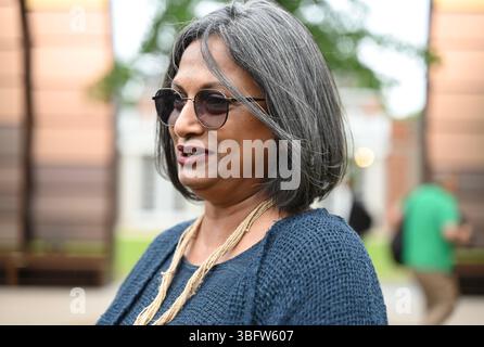 Ein p-Review des Serpentinen Pavillons 2025 A Capsule in Time. Entworfen ny Maina Tabassum . Es wurde um einen halbReifen Ginko-Baum gebaut und feiert das 25. Jahr dieser Pionnering commission ... Stockfoto