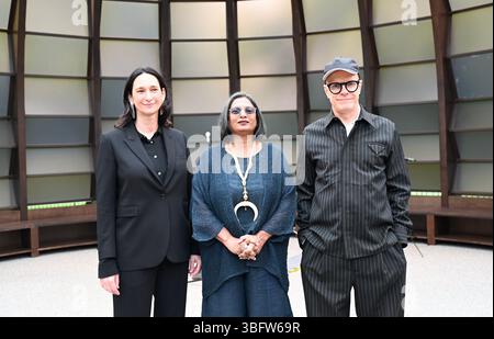 Ein p-Review des Serpentinen Pavillons 2025 A Capsule in Time. Entworfen ny Maina Tabassum . Es wurde um einen halbReifen Ginko-Baum gebaut und feiert das 25. Jahr dieser Pionnering commission ... Stockfoto