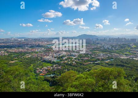 Quanzhou City aus der Vogelperspektive einschließlich des historischen Stadtteils Licheng und des Xihu (Westsee) Parks, vom Gipfel des Mount Qingyuan, Quanzhou, Provinz Fujian, China. Stockfoto