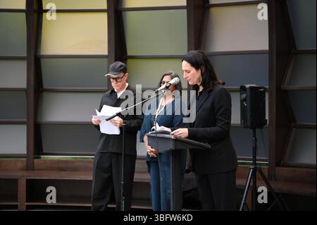 Ein p-Review des Serpentinen Pavillons 2025 A Capsule in Time. Entworfen ny Maina Tabassum . Es wurde um einen halbReifen Ginko-Baum gebaut und feiert das 25. Jahr dieser Pionnering commission ... Stockfoto