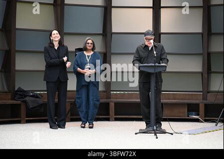 Ein p-Review des Serpentinen Pavillons 2025 A Capsule in Time. Entworfen ny Maina Tabassum . Es wurde um einen halbReifen Ginko-Baum gebaut und feiert das 25. Jahr dieser Pionnering commission ... Stockfoto