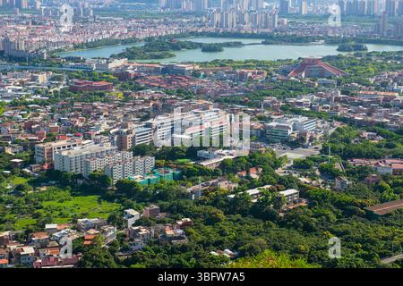 Quanzhou City aus der Vogelperspektive einschließlich des historischen Stadtteils Licheng und des Xihu (Westsee) Parks, vom Gipfel des Mount Qingyuan, Quanzhou, Provinz Fujian, China. Stockfoto