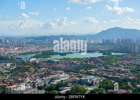 Quanzhou City aus der Vogelperspektive einschließlich des historischen Stadtteils Licheng und des Xihu (Westsee) Parks, vom Gipfel des Mount Qingyuan, Quanzhou, Provinz Fujian, China. Stockfoto