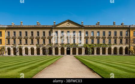 Neues Gebäude des Magdalen College mit Studenten und Glyzinien in Blüte, University of Oxford, England, Großbritannien Stockfoto