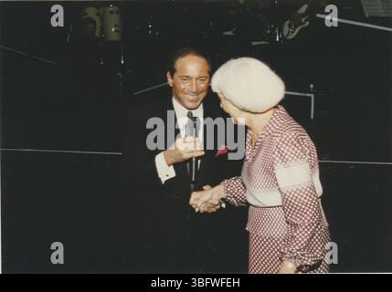 Bilder von Paul Anka, der am 17. September 1988 im Palace Theatre während der United Way Pacesetter Gala auftritt. Anka, geboren 1941, ist einer der bekanntesten Namen der Popmusik-Geschichte. Stockfoto