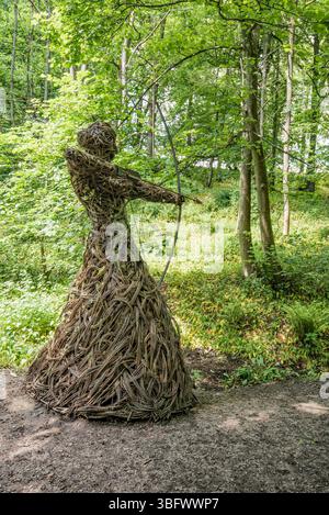 Der neueste Weidenbogenschütze, eine mittelalterliche Jägerin in Skipton Woods, komplett mit Bogen, Pfeil und Schnur aus Metall. Stockfoto