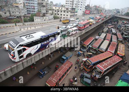 Dhaka, Bangladesch. Juni 2025. In Dhaka, Bangladesch, stecken Menschen am 2. Juni 2025 in einem Stau fest. Foto: Rahman Habibur/ABACAPRESS.COM Credit: Abaca Press/Alamy Live News Stockfoto