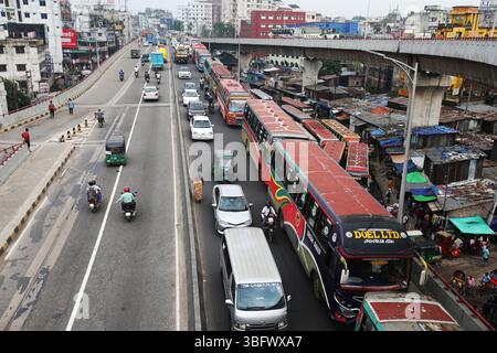 Dhaka, Bangladesch. Juni 2025. In Dhaka, Bangladesch, stecken Menschen am 2. Juni 2025 in einem Stau fest. Foto: Rahman Habibur/ABACAPRESS.COM Credit: Abaca Press/Alamy Live News Stockfoto