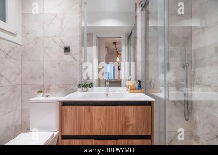 Das Wesen eines modernen Badezimmers liegt in seiner Fähigkeit, einen ruhigen und effizienten Rückzugsort zu bieten Stockfoto