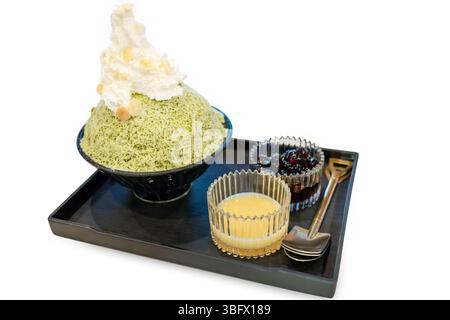 Stanzschnitt von grünem Tee Bingsu mit Eiscreme auf weiß isoliert. Stockfoto