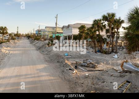 Müll aus schwer beschädigten Häusern nach Hurrikan Milton Sturmflut. Schutthaufen auf der Straßenseite der Manasota Key Street in Florida. Konsequenzen Stockfoto